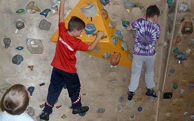 Kinder in der Kletterhalle