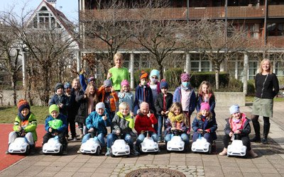 Stolz präsentierten die Kleinen ihre neuen Bobby Car (Foto: Christina Zuber, RVB Ries eG) 